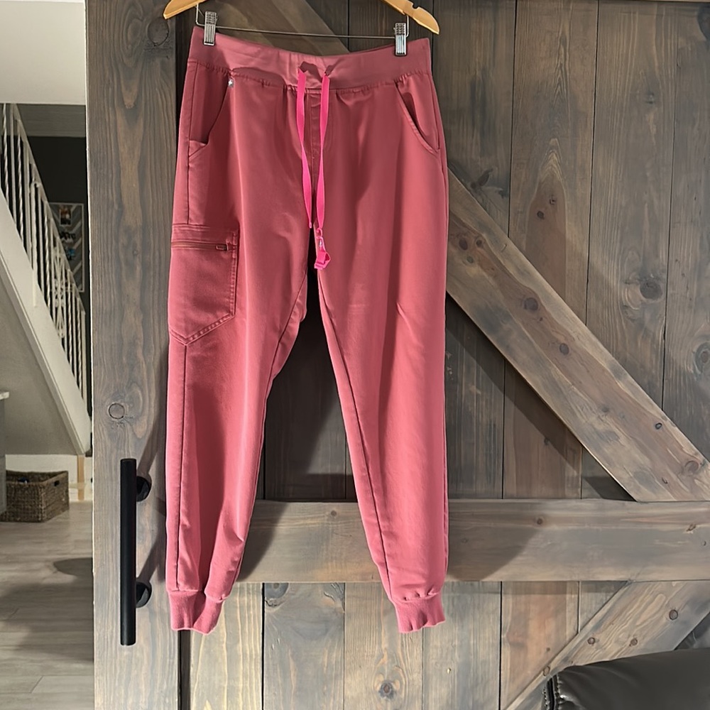Rose quarts Figs brand scrub bottoms Zamora size medium breast cancer awareness